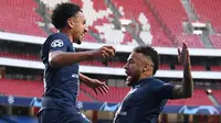 Bek Paris Saint-Germain (PSG), Marquinhos berselebrasi dengan Neymar usai mencetak gol ke gawang RB Leipzig pada semifinal Liga Champions di Estadio da Luz, Lisbon, Selasa (18/8/2020). PSG melaju ke final Liga Champions setelah mengalahkan Leipzig tiga gol tanpa balas. (AP Photo/Manu Fernandez)