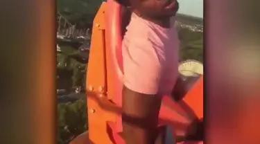 Simak video kocak yang menampilkan seorang pria berwajah pemberani yang pingsan berkali-kali naik rollercoaster. Sumber: UNILAD.