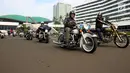 Pencinta Motor Gede saat berkendara di Halaman Gedung DPR/MPR, Jakarta, Minggu (1/7). Acara tersebut dilakukan untuk Halal Bihalal Ketua MPR dengan Pencinta Motor Gede dengan tema "Merah Putih Kita Sama". (Liputan6.com/Johan Tallo)