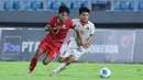 Menghadapi Vietnam U-17 di Stadion Gelora Delta, Sidoarjo, Jawa Timur, Minggu (19/4/2026) malam WIB, Garuda Muda harus puas dengan skor 0-0. Tampak dalam foto, pemain Timnas Indonesia, Dava Yunna Adi Putra (kiri) berebut bola dengan Nguyen Minh Thuy (Vietnam) pada laga Grup A Piala AFF U-17 2026 di Stadion Gelora Delta, Sidoarjo, Jawa Timur, Minggu (19/4/2026) malam WIB. (Bola.com/M Iqbal Ichsan)