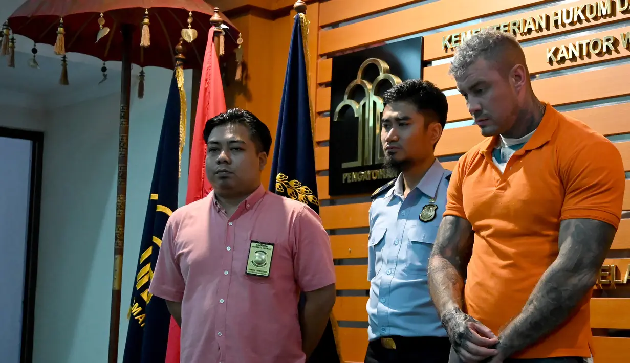 Terrence Murrel dihadirkan saat konferensi pers di kantor Imigrasi di Jimbaran, Bali (30/7/2019). Model Inggris ini ditangkap pihak Imigrasi karena tinggal selama 151 hari dan dia diduga menggunakan narkotika. (AFP Photo/Sonny Tumbelaka)