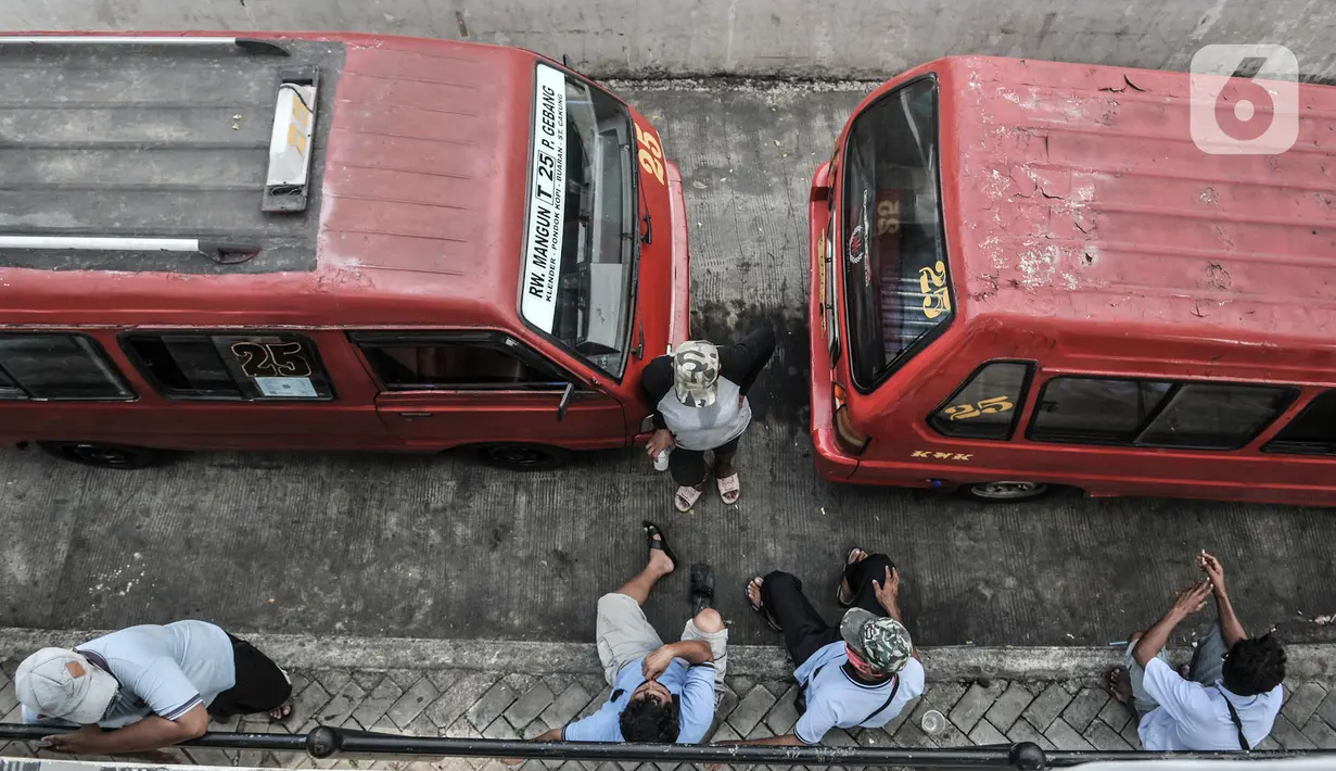 Sopir angkutan kota non-Jak Lingko menunggu penumpang di Terminal Rawamangun, Jakarta, Senin (20/7/2020). Sopir angkot non-Jak Lingko di Terminal Rawamangun mengeluh sepinya penumpang akibat warga yang beralih menggunakan jasa ojek online serta diperparah adanya Covid-19. (merdeka.com/Iqbal Nugroho)