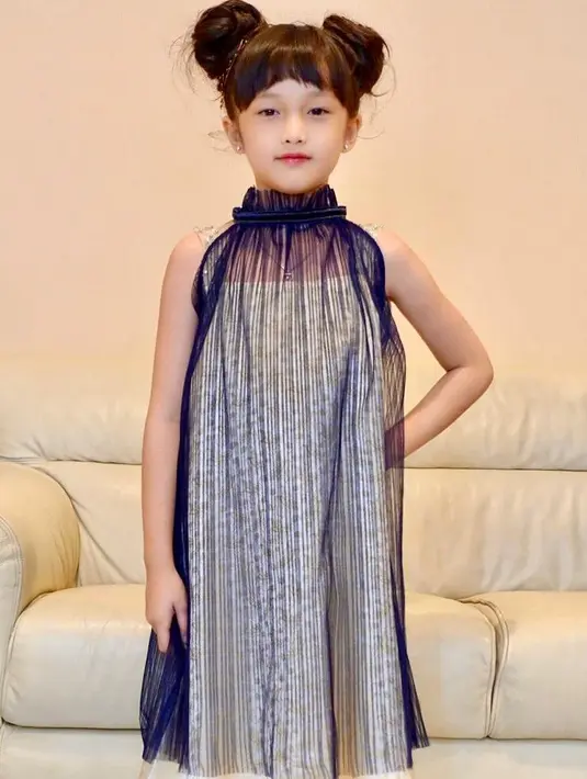 Sleeveless turtleneck dress dengan kombinasi bahan brokat dan satin seperti yang dikenakan oleh  Shakeela, putri Ussy Pratama juga tak kalah menari. Manis! (Instagram/ussypratama).