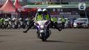 Polisi melakukan atraksi mengendarai motor gede saat apel pasukan Operasi Patuh Jaya 2020 di Lapangan Polda Metro Jaya, Jakarta, Kamis (23/7/2020). Sebanyak 1.800 personel gabungan TNI-Polri diturunkan dalam Operasi Patuh Jaya 2020. (merdeka.com/Imam Buhori)
