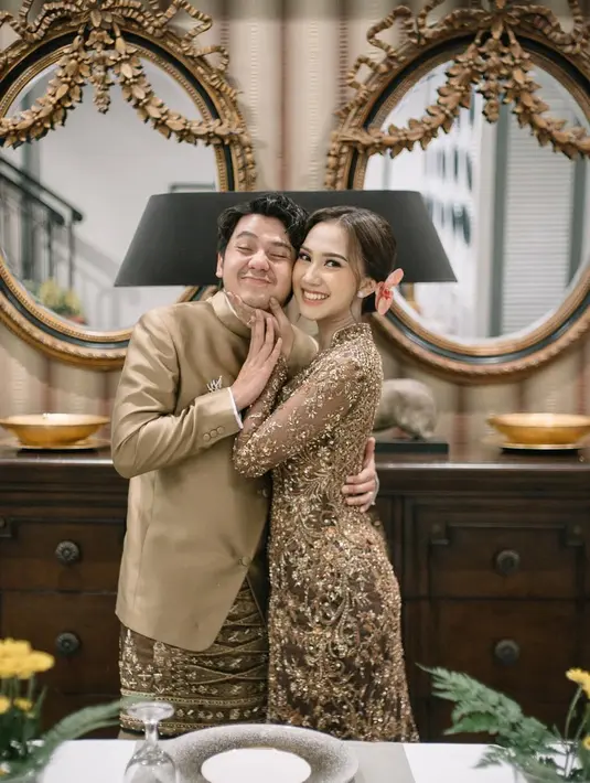 Sementara tatanan rambut dari @fahrizalirfan dibuat elegan dengan cepol rendah klasik yang dipercantik dengan bunga segar di sisi kepala, memberikan sentuhan feminin yang timeless.  [@raissarmdhn].