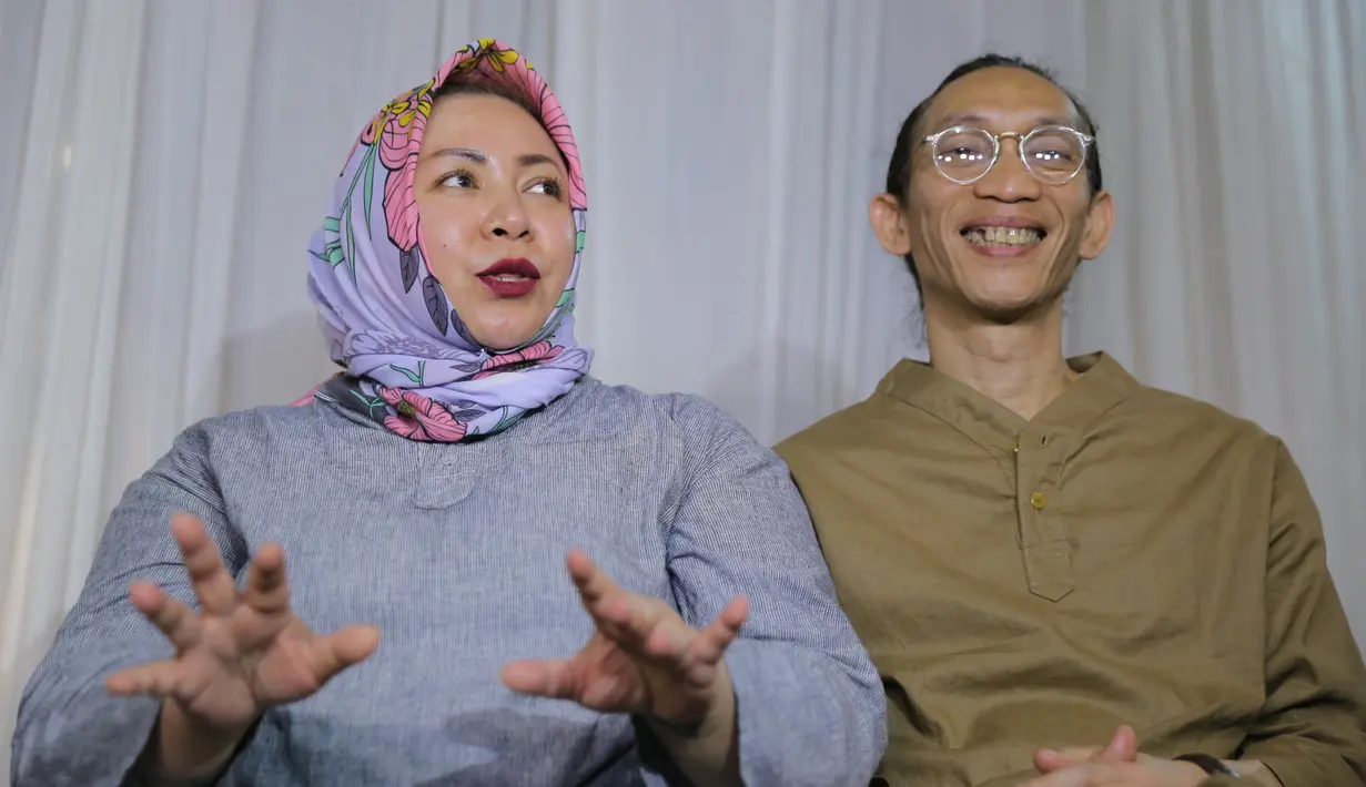 Rangkaian kata romantis yang dilontarkan sang istri sebagai ucapan ulang tahun pun dianggap sesuatu yang spesial bagi Anto Hoed. Menurutnya, doa dari orang-orang yang ia sayangi lebih dari sekedar hadiah ulang tahun. (Adrian Putra/Bintang.com)