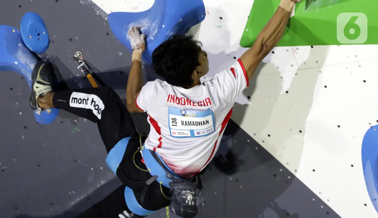 Atlet panjat tebing putra Indonesia, Raviandi Ramadhan saat berlaga di babak final kategori lead Kejuaraan Dunia Panjat Tebing 2022 seri Jakarta, Senin (26/9/2022). Raviandi Ramadhan menjadi satu-satunya wakil Indonesia di babak final lead putra Kejuaraan Dunia Panjat Tebing 2022 seri Jakarta. (Liputan6.com/Helmi Fithriansyah)