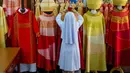 Suster Sukanya Sukchai merapikan jubah yang akan digunakan Paus Fransiskus saat mengunjungi Thailand di sekolah persiapan Katolik, Bangkok, Jumat (8/11/2019). (AP Photo/Gemunu Amarasinghe)