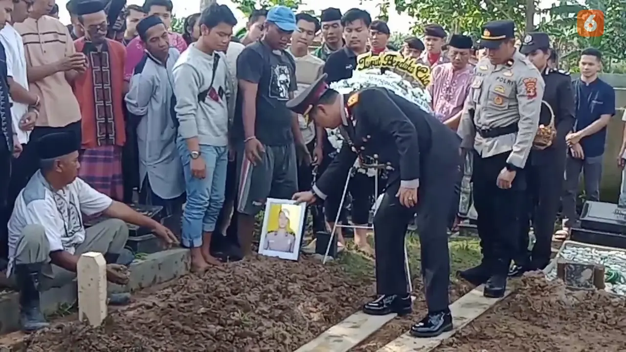 Wakapolda Lampung, Brigjen Pol Ahmad Ramadhan memberikan penghormatan terakhir pemakaman Briptu Anumerta M Ghalib. Foto : (Liputan6.com/Ardi).