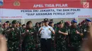 Gubernur DKI Jakarta Anies Baswedan berpose bersama prajurit TNI seusai apel tiga pilar pengamanan pemilu serentak di Lapangan Monas, Rabu (27/2). Pemprov DKI menggelar apel siaga pengamanan Pilpres 2019 bersama Polri & TNI. (Merdeka.com/Imam Buhori)