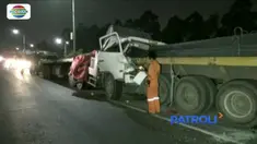 Dua orang tewas akibat tertimbun material kecelakaan antara truk muatan baja dan muatan besi di Jalan Tol Wiyoto Wiyono, Jakarta.