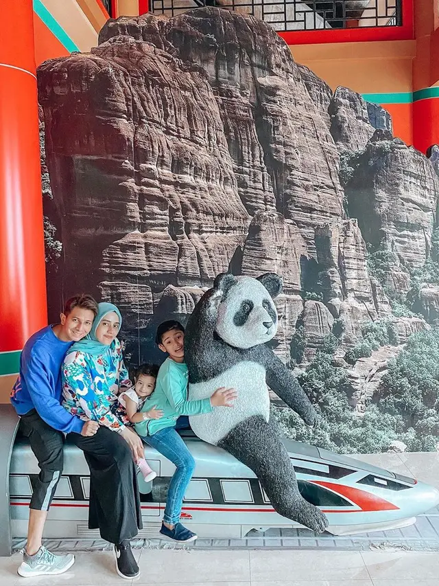 7 Momen Liburan Fairuz A Rafiq dan Sonny Septian Ke Bogor, Naik Unta Bareng Anak