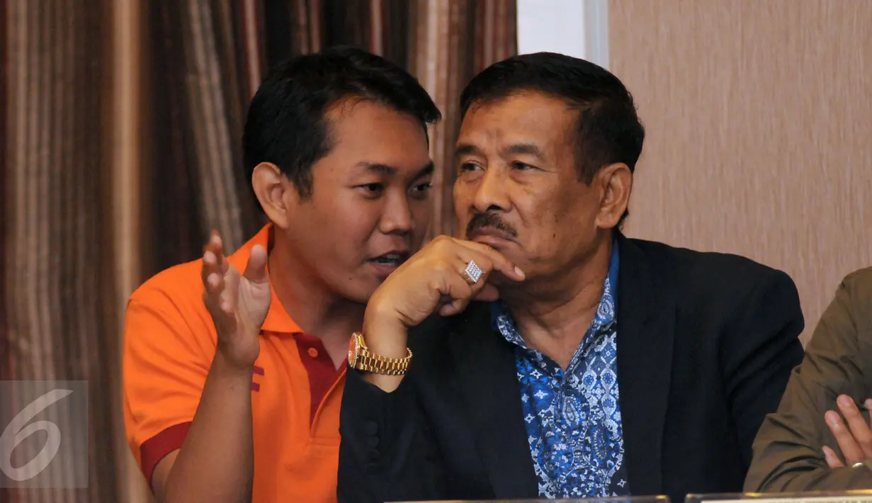 Sekretaris tim Pusamania Borneo FC, Donny Fachrocy berbincang dengan Manajer Persib Umuh Muchtar  jelang Drawing 8 Besar Turnamen Piala Presiden 2015 di Jakarta, Jumat (11/9/2015). (Liputan6.com/Helmi Fithriansyah)