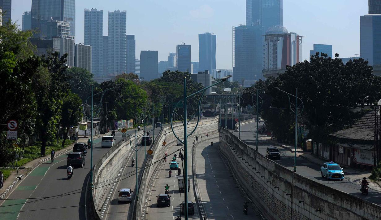 Perubahan ini menjadi pemandangan yang jarang ditemui dalam keseharian Jakarta. Tampak dalam foto, suasana salah satu ruas jalan di Jakarta, Kamis (19/3/2026) pagi. (Kapanlagi.com/Budy Santoso)
