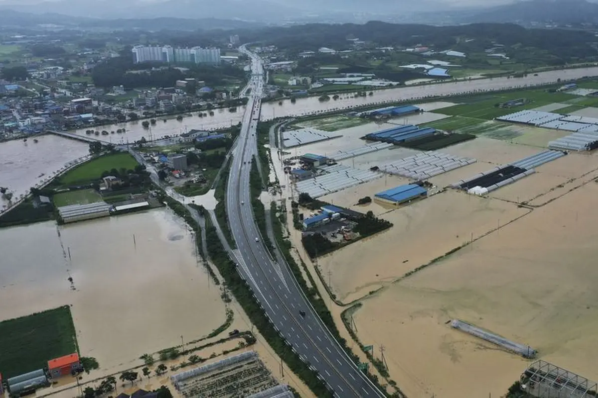 Banjir bandang hingga longsor terjadi di Kota Anseong, Korea Selatan usai hujan deras pada Minggu, 2 Agustus 2020. (Hong Ki-won/YONHAP via AP)