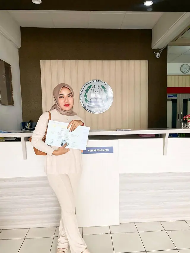 3 Bulan Bebas Penjara, Ini 6 Potret Haru Medina Zein Ambil Ijazah Bidan