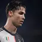 Penyerang Juventus, Cristiano Ronaldo, terlihat selama matchday kelima Grup D Liga Champions menghadapi Atletico Madrid di Allianz-Stadium, Turin, Selasa (26/11/2019). Ronaldo yang biasanya membasahi rambutnya dengan minyak atau pomade terlihat menggunakan ikat kepala. (Marco Bertorello / AFP)