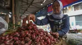 Pedagang menata bawang merah di Pasar Kebayoran Lama, Jakarta, Selasa (30/4/2024). (merdeka.com/Arie Basuki)