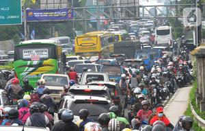 Pengendara berjalan tersendat akibat padatnya volume kendaraan menuju jalur Puncak, Gadog, Bogor, Jawa Barat, Minggu (15/5/2022). Kemacetan panjang kendaraan terjadi di kawasan wisata Puncak memasuki libur panjang Hari Raya Waisak. (merdeka.com/Arie Basuki)