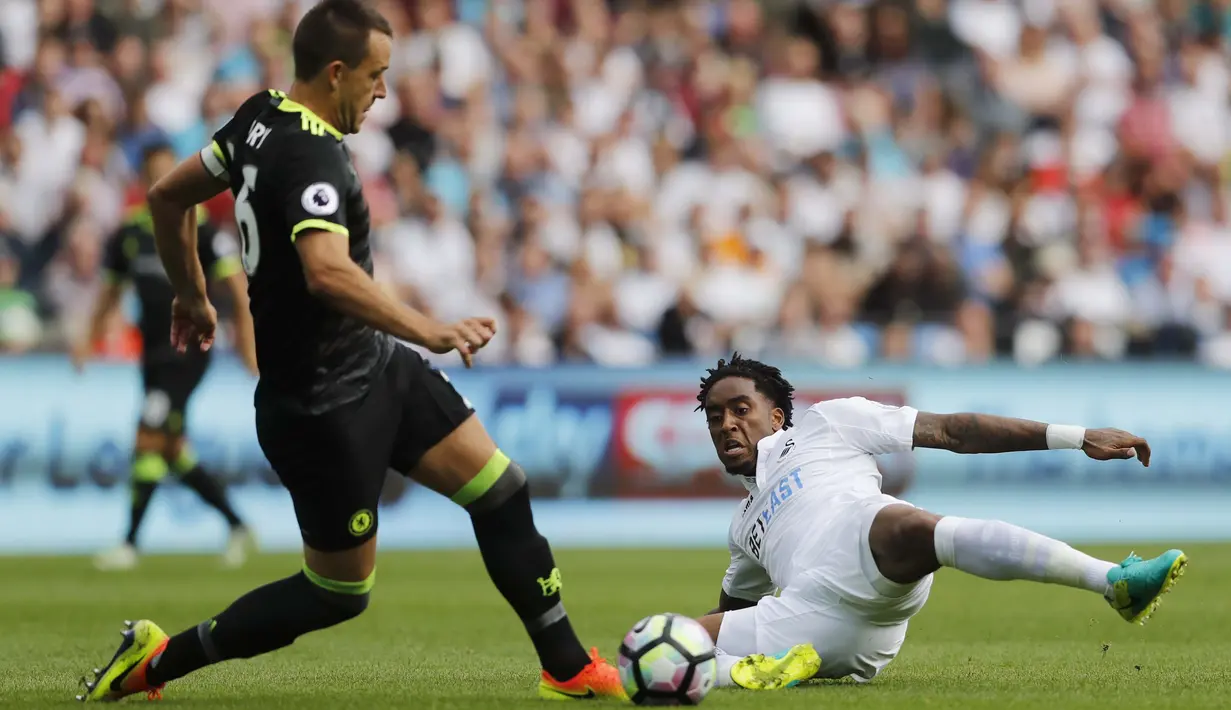 Pemain Swansea City, Leroy Fer (kanan) menjadi pencetak gol terbanyak untuk timnya dengan koleksi 3 gol dan masuk dalam daftar papan atas pencetak gol sementara Premier League hingga pekan keempat. (Action Images via Reuters/Carl Recine)