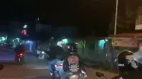 Kelompok berandalan bermotor di Garut, Jawa Barat, tengah mengendarai kendaraan secara zig-zag dan ugal-ugalan, sambil membawa samurai dan botol miras hingga mengganggu pengguna jalan lain. (Liputan6.com/Jayadi Supriadin)