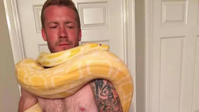 Dan Brandon meninggal dunia karena sesak napas saat dililit oleh ular piton di rumahnya yang terletak di Church Crookham, Hampshire (Facebook/Dan Brandon)