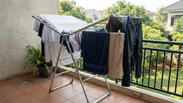 Jemuran di Teras yang Lebih Aman agar Baju Tidak Berjatuhan