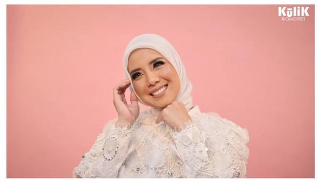 8 Gaya Pemotretan Perdana Tya Ariestya Usai Berhijab, Banjir Pujian