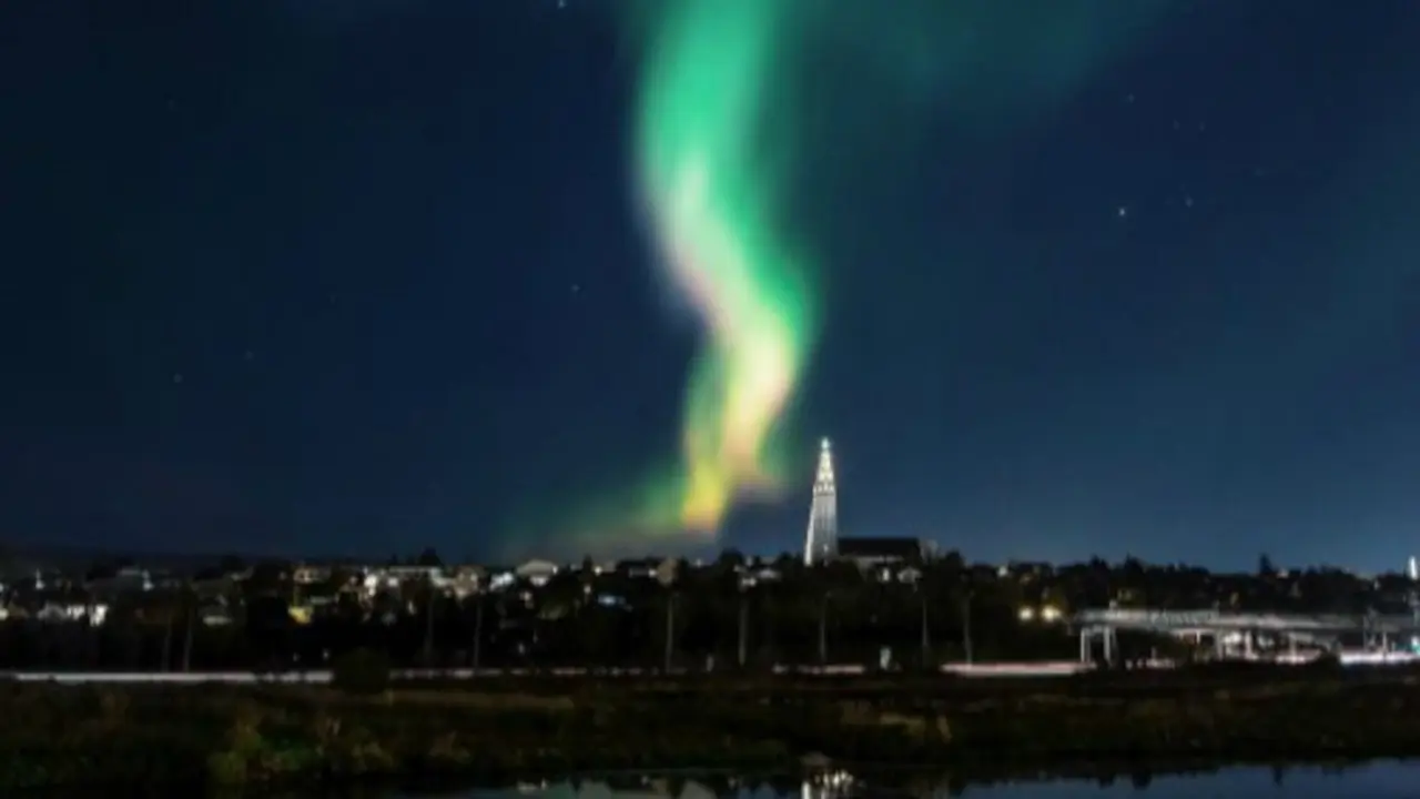 Aurora Borealis terlihat jelas di langit Reykjavik pada 28 September 2016 malam