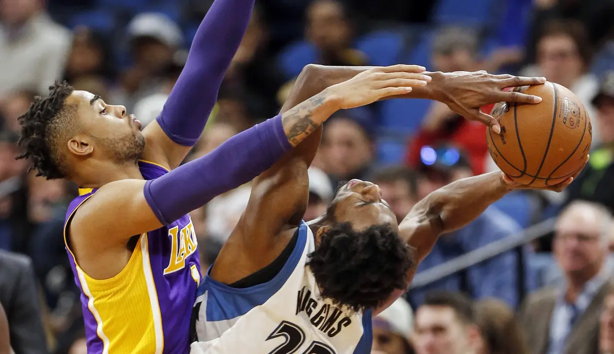 Pemain Los Angeles Lakers, D'Angelo Russell (kiri) menghadang pemain Minnesota Timberwolves, Andrew Wiggins (kanan) pada laga NBA basketball game di Minneapolis, (13/11/2016). The Timberwolves menang 125-99. (AP/Bruce Kluckhohn)