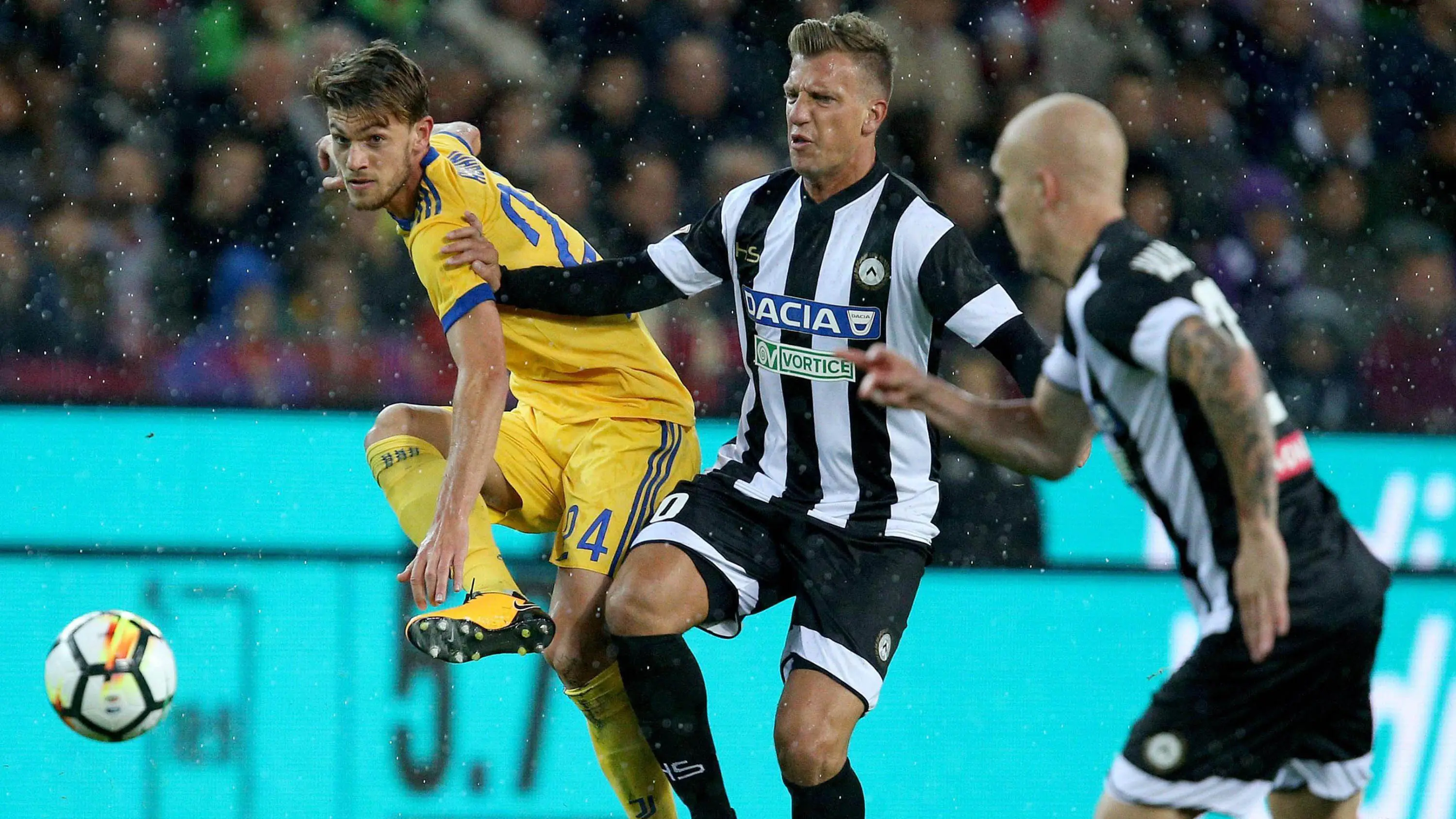Striker Udinese, Maxi Lopez (tengah), beraksi melawan Juventus pada Serie A musim ini. (AP/Alberto Lancia)