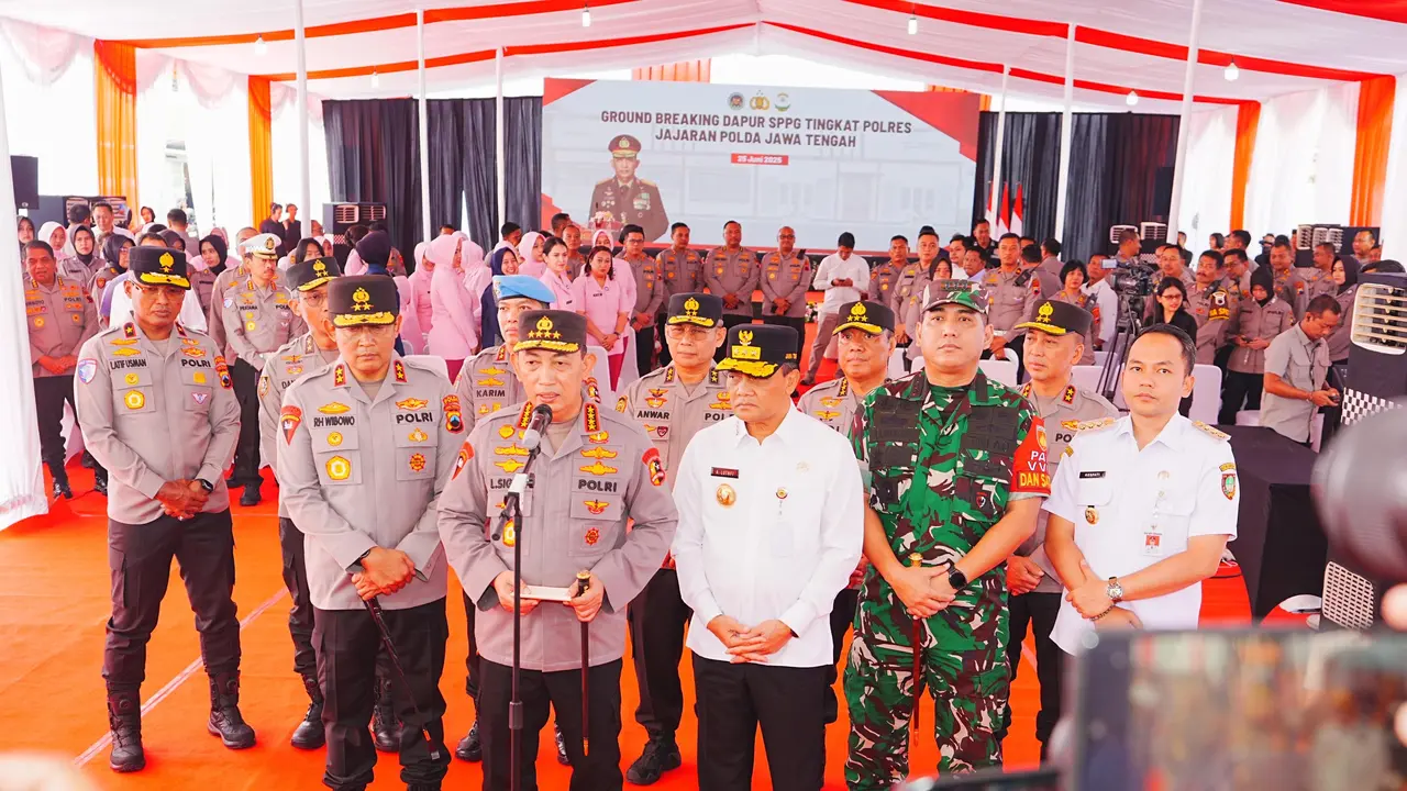 Kapolri Jenderal Listyo Sigit Prabowo saat menghadiri peletakan batu pertama atau groundbreaking pembangunan 24 dapur Satuan Pelayanan Pemenuhan Gizi (SPPG) di wilayah Polda Jawa Tengah, Rabu (25/6/2025).