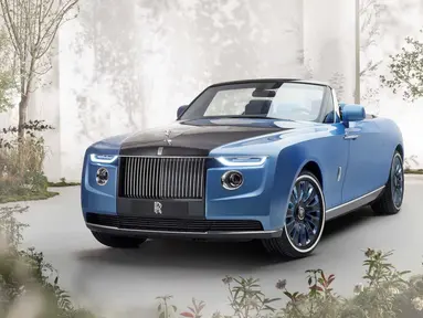 Pabrikan mobil mewah Rolls Royce menduduki peringkat pertama dengan Rolls-Royce Boat Tail. Mobil yang desainnya terinspirasi dari yacht mewah ini dijual dengan harga 28 juta dollar atau setara dengan Rp425,3 miliar. (Source: motor1.com)