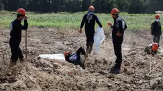 Pekerja Dewan Sipil Raqqa menggali kuburan massal berisi tulang belulang manusia di Raqqa, Suriah, 14 Juli 2019. Di antara jasad-jasad yang ditemukan merupakan warga sipil termasuk perempuan dan anak-anak, demikian juga orang-orang yang diyakini telah ditembak mati oleh militan ISIS. (AP Photo)