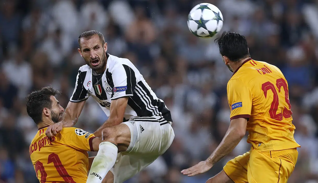 Grup H - Bermain di Turin, Sevilla berhasil menahan imbang raksasa Italia, Juventus dengan skor 0-0. Sedangkan Lyon sukses membungkam tamunya Dinamo Zegreb tiga gol tanpa balas. (AFP/Marco Bertorello) 