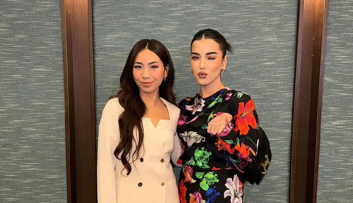 Sementara itu, Tasya hadir dengan gaun floral dominasi warna hitamnya. [@tasyafarasya]