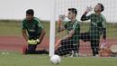 Para kiper Timnas Indonesia U-22 melepas dahaga saat latihan di Stadion Madya, Jakarta, Jumat (18/1). Latihan ini merupakan persiapan jelang Piala AFF U-22. (Bola.com/Yoppy Renato)