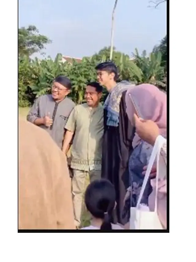 6 Momen Duta Sheila On 7 Diserbu Emak-Emak Usai Sholat Idul Adha, Ramah Sapa Fans