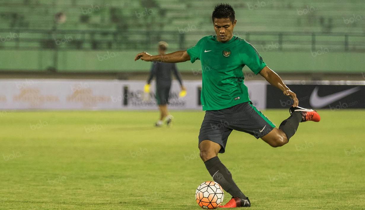 Bek timnas Indonesia, Fachrudin Aryanto, mengontrol bola saat latihan jelang laga persahabatan melawan Malaysia. (Bola.com/Vitalis Yogi Trisna)