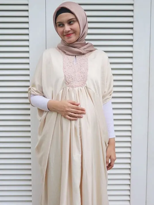 "Terus dia bilang 'Nanti tapi haus'. Terus ya aku jawab saja' Ya kerennya kurang deh'. Jadi harus dengan caranya dia dan dia exciting sampai saat ini masih puasa," pungkas Zee Zee Shahab. (Instagram/zeezeeshahab)