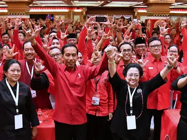 Presiden Jokowi bersama Ketua Umum PDIP Megawati Soekarnoputri dan sejumlah kader berpose bersama saat Rakernas PDIP III Tahun 2018 di Badung, Bali, Jumat (23/2). PDIP resmi mengusung Jokowi sebagai capres 2019-2024. (Liputan6.com/Pool/Biro Pers Setpress)