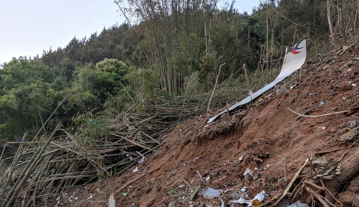 Puing-puing terlihat pada lokasi kecelakaan pesawat China Eastern Airlines di Tengxian, China, Senin (21/3/2022). Pesawat Boeing 737-800 milik China Eastern Airlines yang mengangkut 132 orang jatuh di pegunungan pada 21 Maret 2022. (Xinhua via AP)