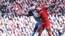 Pemain Liverpool, Dejan Lovren (kanan), berduel dengan pemain Newcastle United, Georginio Wijnaldum, dalam laga Liga Inggris di Stadion Anfield, Sabtu (23/4/2016). (AFP/Paul Ellis)