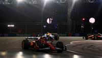 Charles Leclerc dari Monaco yang mengemudikan (16) Scuderia Ferrari SF-25 di trek selama Grand Prix F1 Las Vegas di Sirkuit Las Vegas Strip pada 22 November 2025 di Las Vegas, Nevada. (Mark Thompson/Getty Images via AFP)