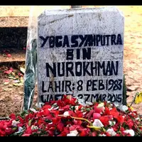 Ruben Onsu Ziarah ke Makam Olga Syahputra di TPU Pondok Kelapa Jakarta Timur, Kamis (2/4). Usai berdoa Ruben berlinang air mata saat dicegat media.