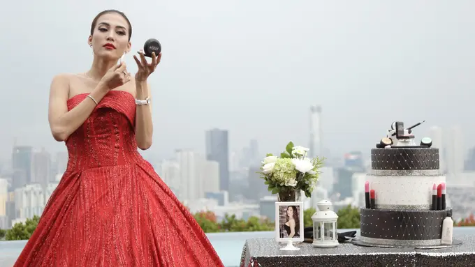 [Bintang] Tampil Seksi, Puput Carolina Adakan Brand Launching Besar-besaran