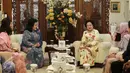 Presiden ke-5 RI Megawati Soekarnoputri didampingi beberapa menteri kabinet kerja mengadakan pertemuan dengan istri PM Malaysia Najib Razak, Rosmah Mansor di kediaman Megawati, Jalan Teuku Umar, Jakarta Pusat, Selasa (7/3). (Liputan6.com/Faizal Fanani)