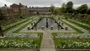 The White Garden dibangun sebagai taman peringatan menandai 20 tahun kematian Putri Diana di Kensington Palace di London, Kamis (13/4). (AP Photo / Matt Dunham)