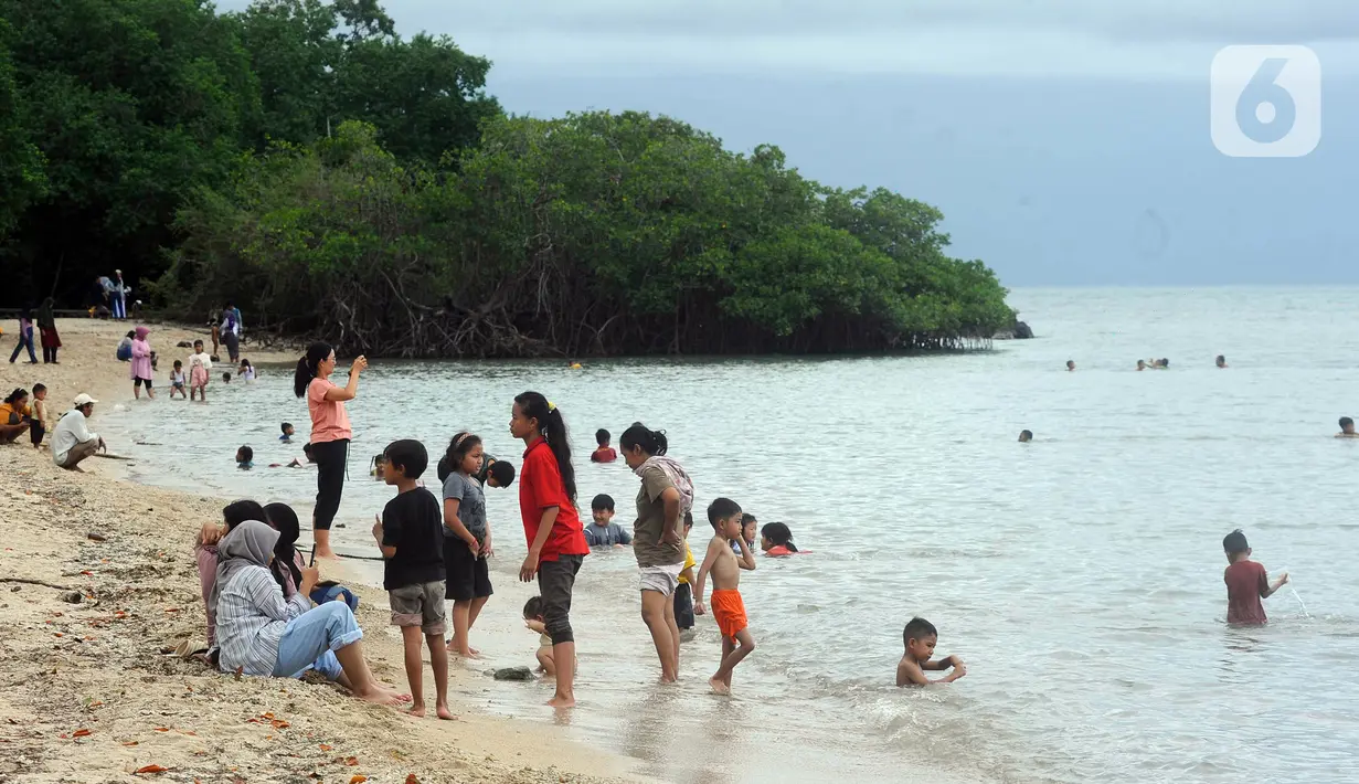 Wisatawan beraktivitas di kawasan Pantai Bama, Taman Nasional Baluran, Situbondo, Jawa Timur, Sabtu (29/4/2023). (merdeka.com/Arie Basuki)