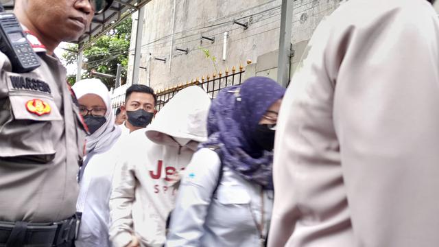 Terdakwa penganiayaan David Ozora, AG yang merupakan mantan kekasih Mario Dandy menghadiri sidang vonis di Pengadilan Negeri Jakarta Selatan, Senin (10/4/2023).